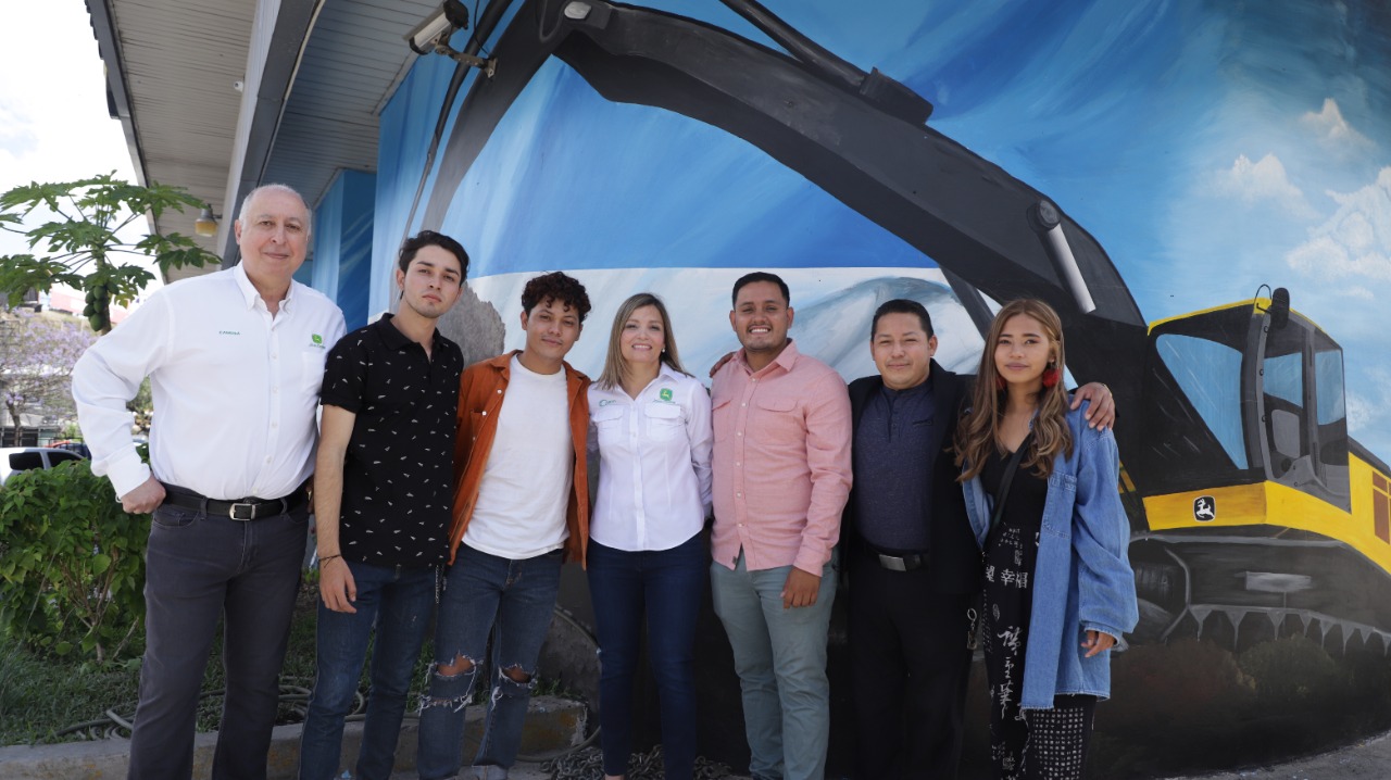Eduardo Atala, Presidente Ejecutivo de CAMOSA junto a los jóvenes artistas creadores de los murales.