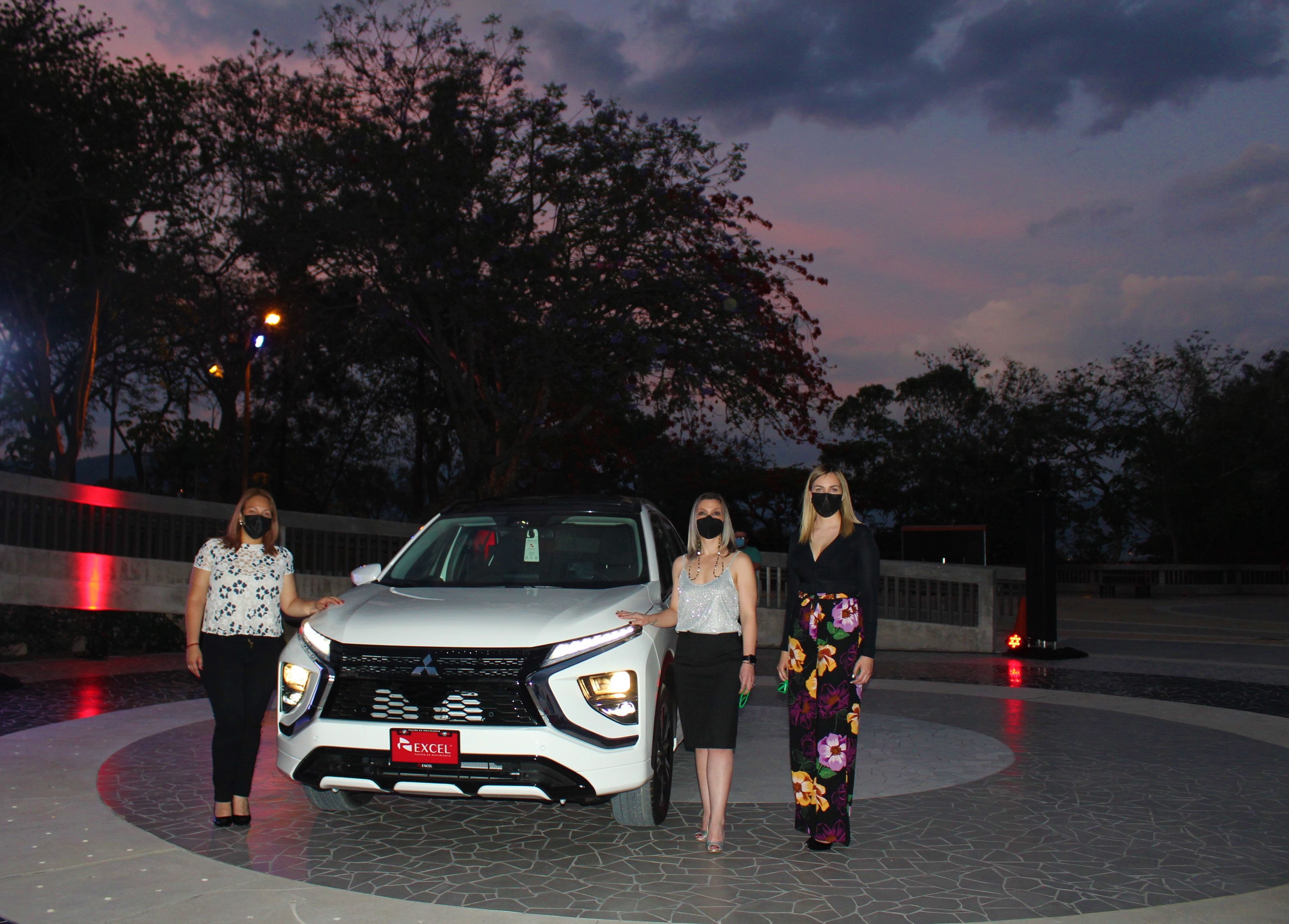Karlina Gutierrez, Francis Ruiz y Evelyn Tabora.