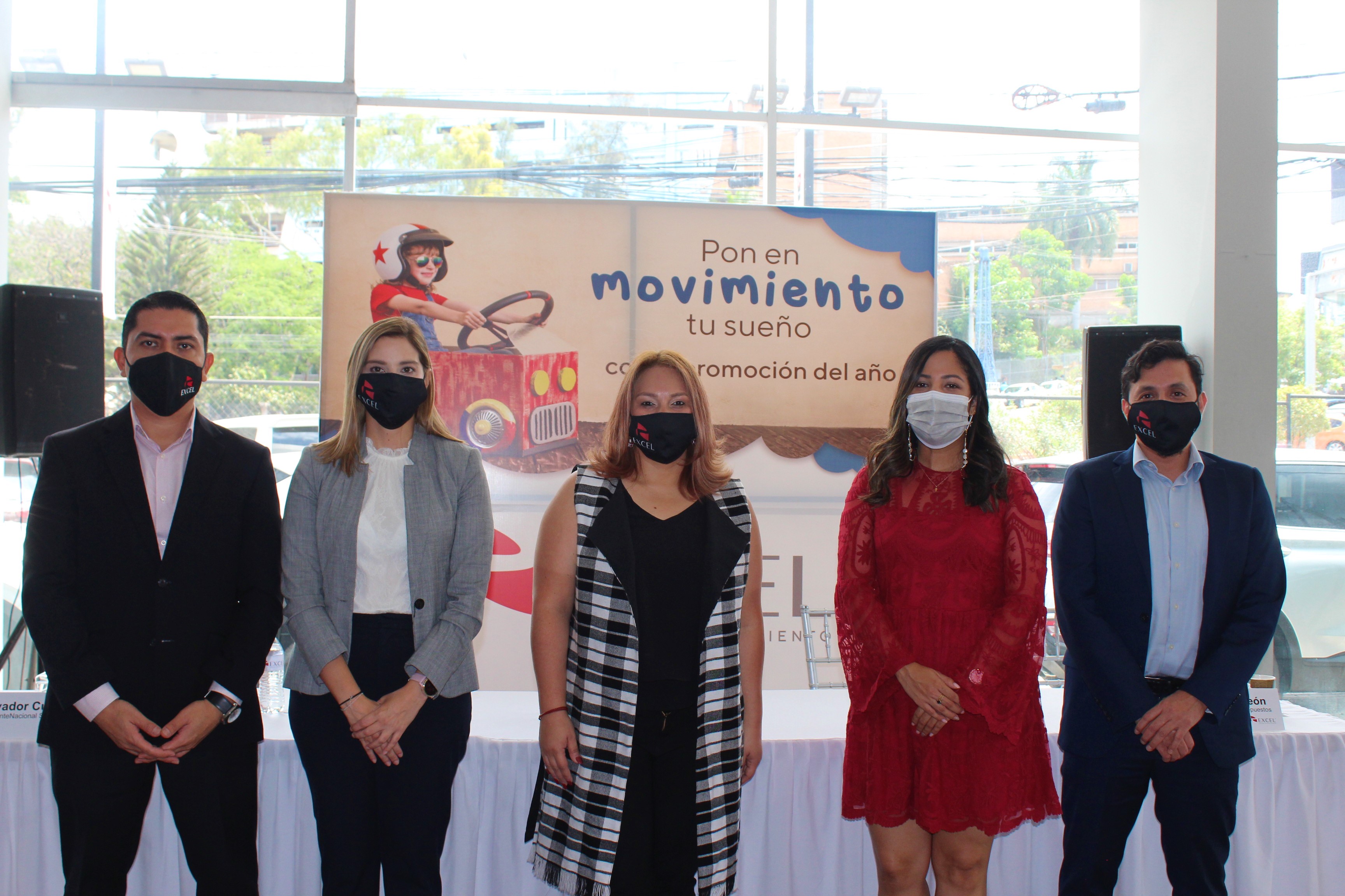 Salvador Cuellar, Claudia Ramirez, Karlina Gutierrez, Katherine Calix y Roberto Deleon.